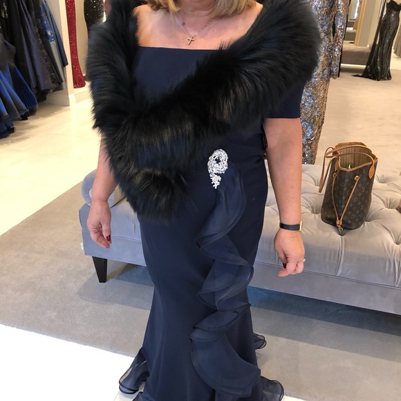 Absolutely beautiful navy blue gown. Used once mother of the groom gown - Picture 4 of 7